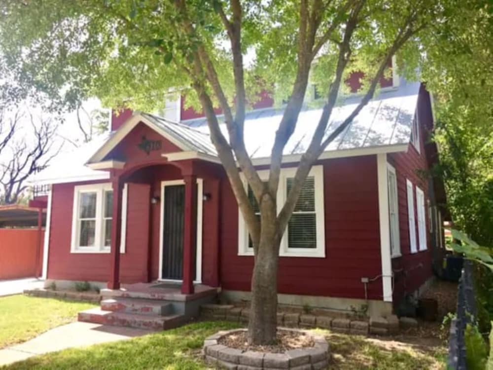 The Highland House 5BR Huge Patio 2 Miles to DT - Image 1