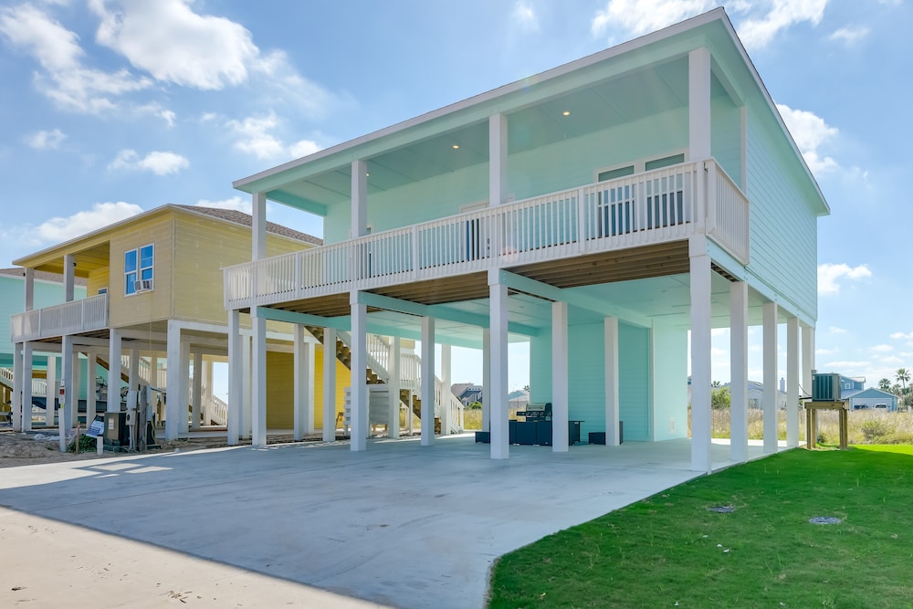 Community Pool Access & Bay View: Rockport Home! view 5