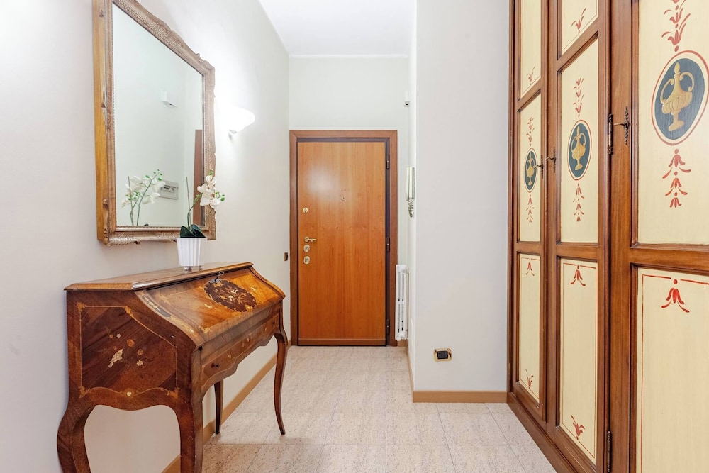 Cozy Eur Apartment With Central Location