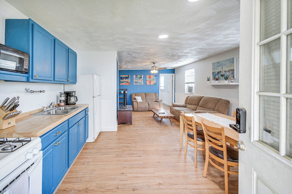 Walk to Beach & Chesapeake Bay: Norfolk Retreat!