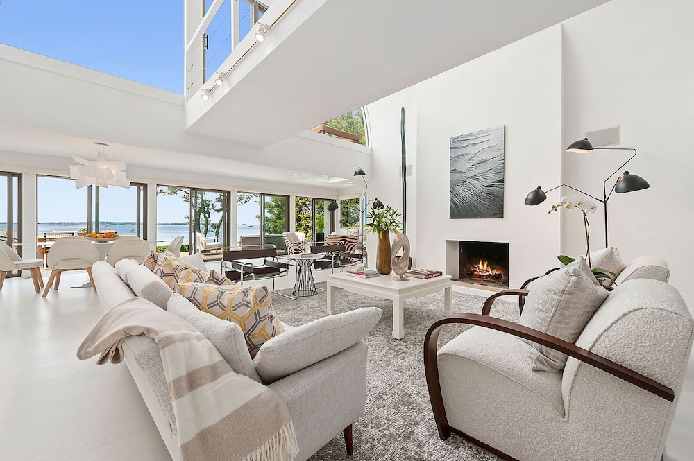 Sunset Villa by Rove Beachfront w Deck Pool