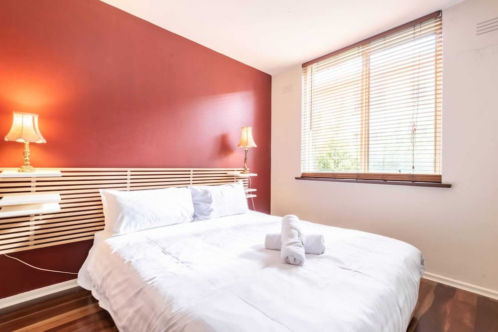 Charming 1 Bedroom Apartment in Trendy South Yarra view 2