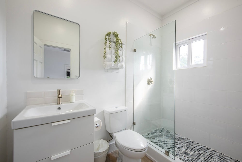 Laughing Bird Studio #7 - Brand New Stylish Apartment, Pool, Bea 1 Bedroom Condo, photo 44