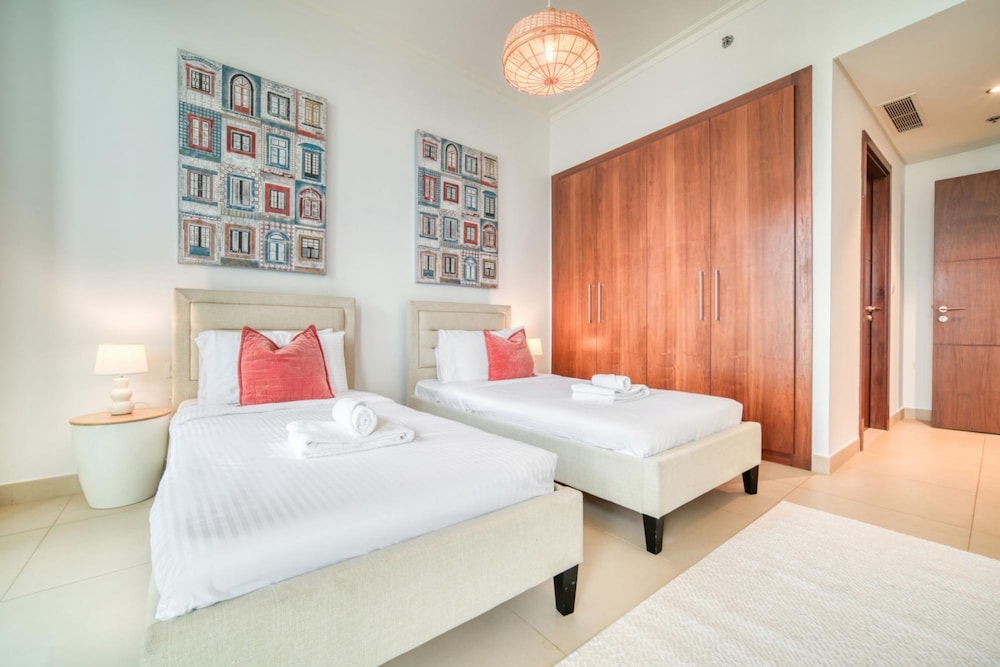 Trendy 2BR Downtown Apt Steps From Burj Khalifa