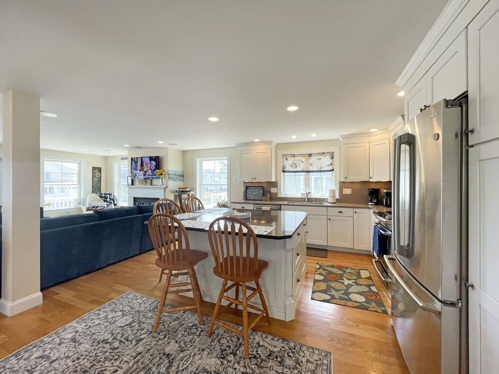 Sunnyside - Home With Ocean View 100 Yards To Moody Beach 5 Bedroom Home by RedAwning - Property Image 3