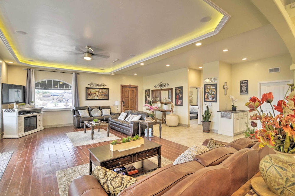 Chic Paradise Home w/ Terrace: 13 Mi to Wineries!