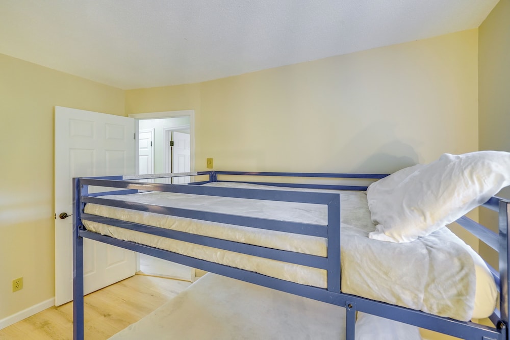 Cozy Catskill Condo - 2 Mi to Windham Mountain Ski view 3