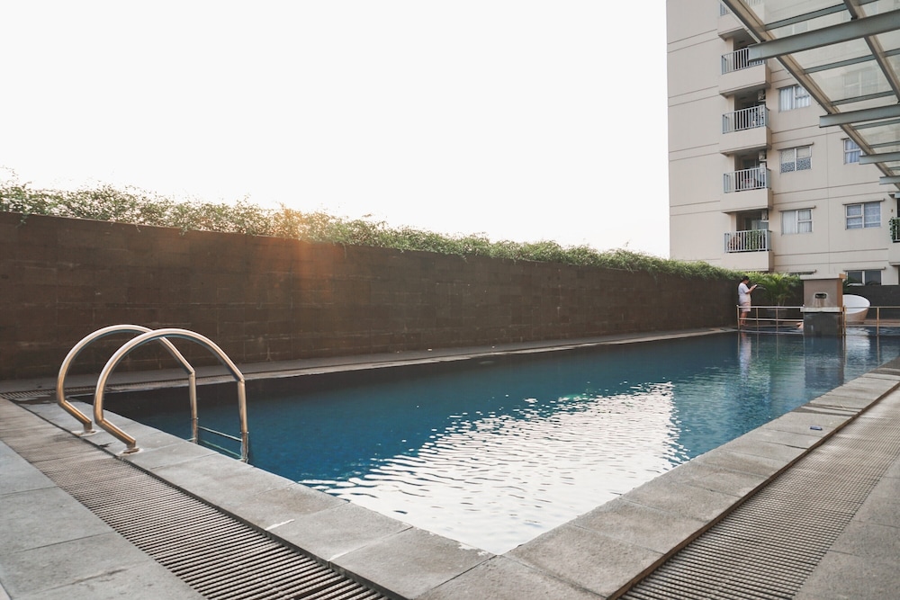 Homey And Warm 1Br Belmont Residence Puri Apartment