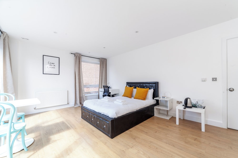 Stunning 5 Bedroom Retreat London view 3