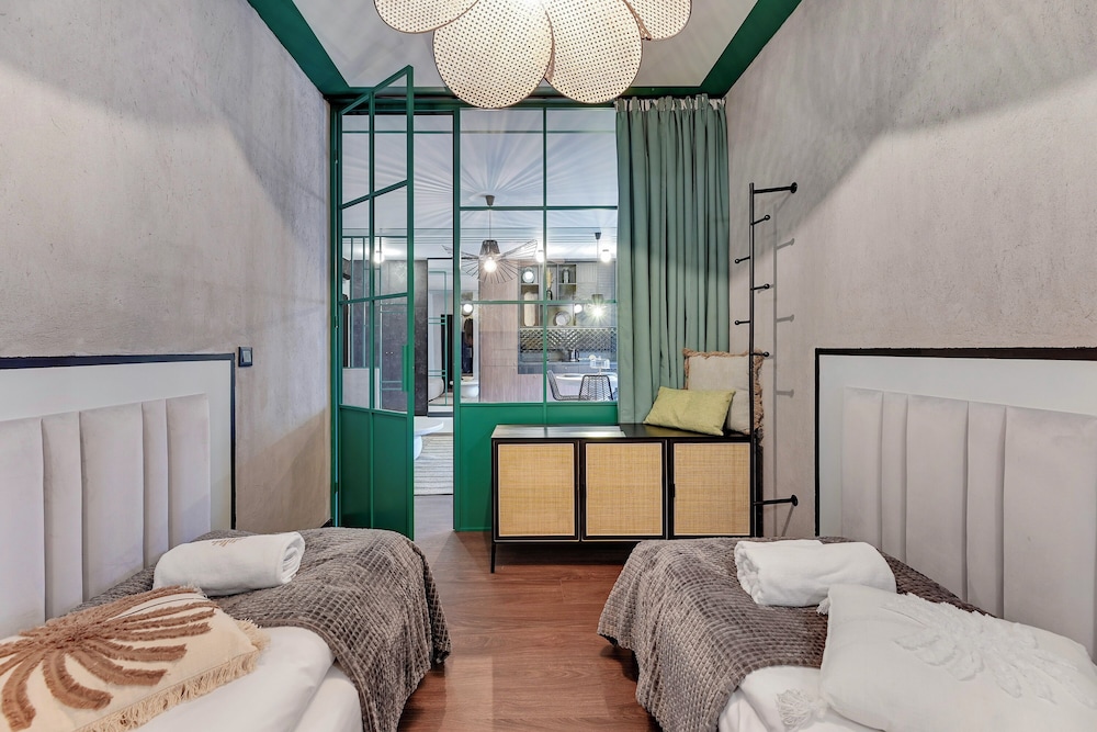 Doki Living - Foodhall & Parking by Downtown Apartments