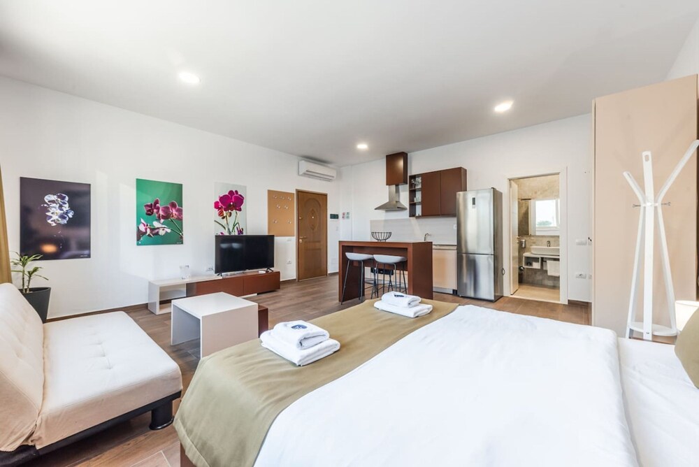 Modern Studio by the Beach - Orkidea
