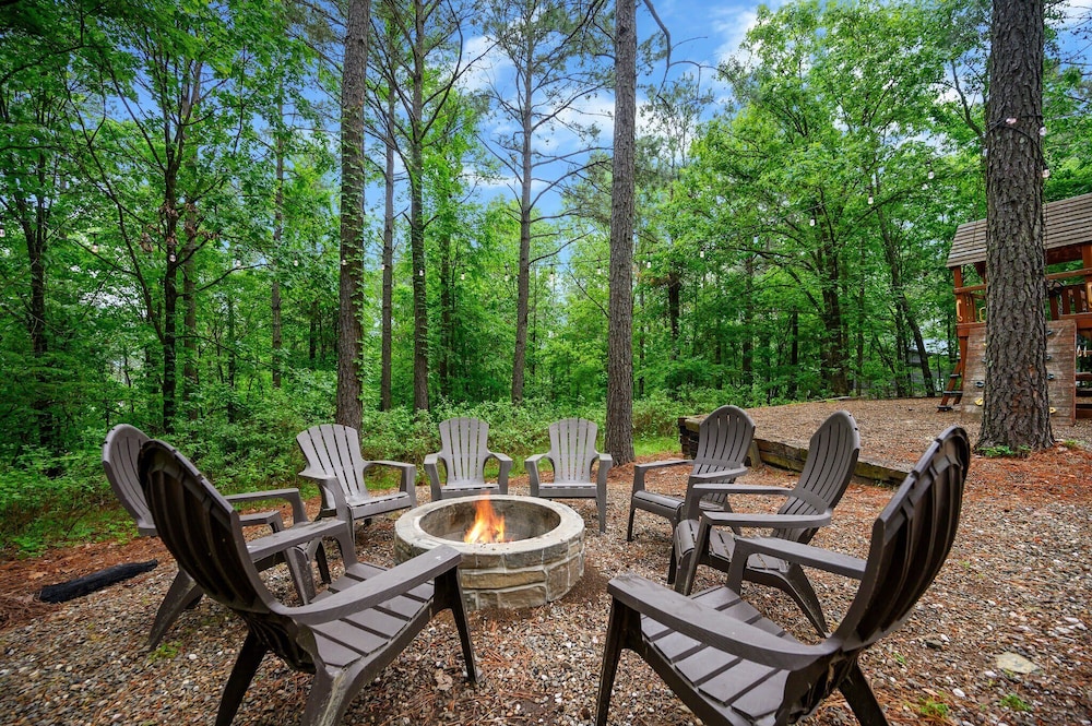 Cabin Vibe - Bunkroom - 3 King - Firepit - Shuffleboard