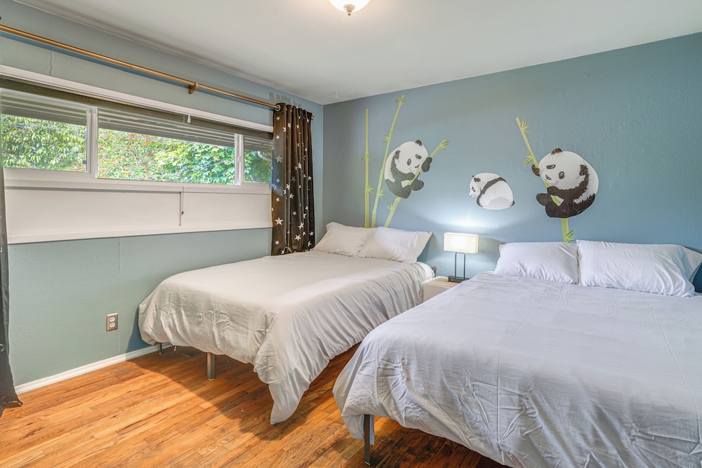 1 Mi to UO Campus - Family Home w/ Pool Table!