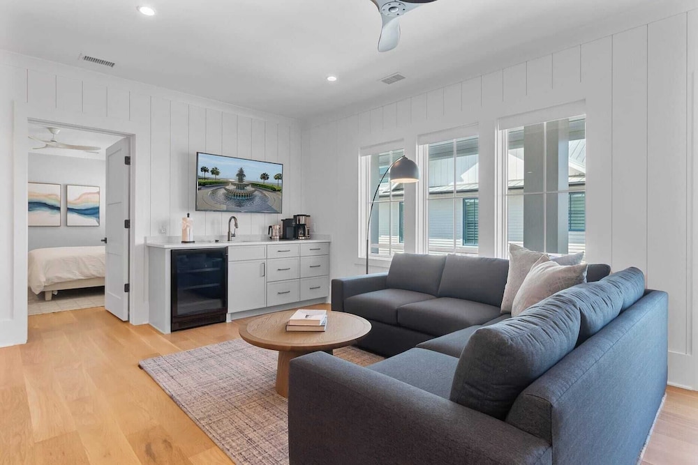 712 Ocean Blvd by Avantstay New Construction w/ Pool, Game Zone, Private Beach Access, and Oceanfront Views
