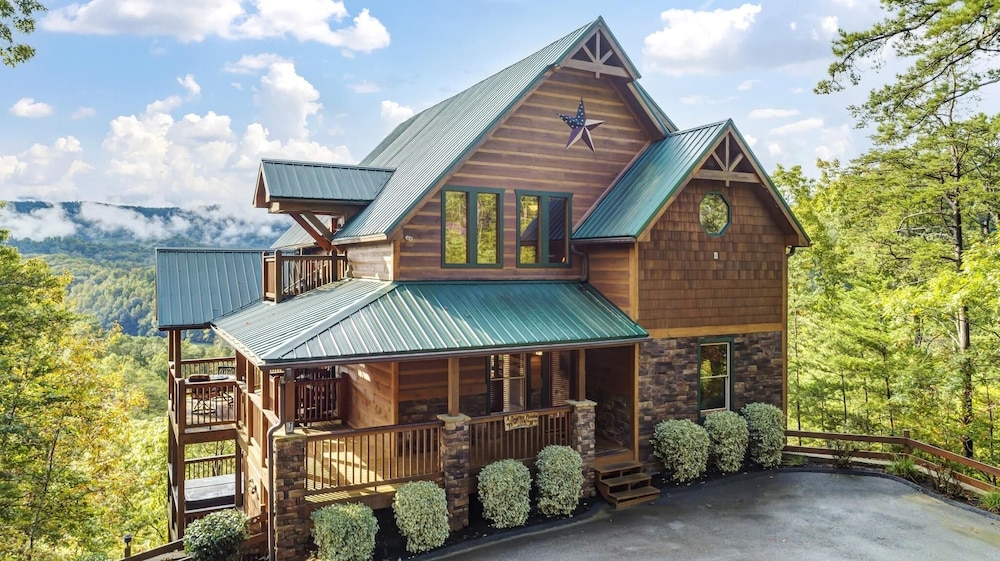 A Mountain Paradise - 3 Bedrooms, 3 Baths, Sleeps 8 Cabin by RedAwning