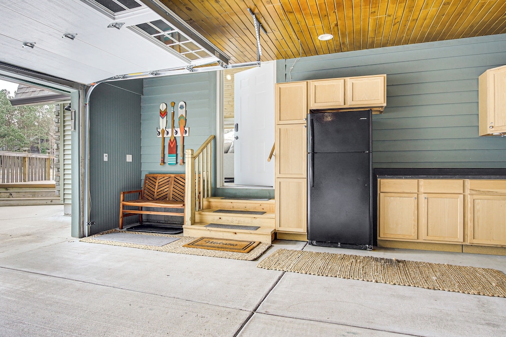 2 Mi to Sand Valley: Family Getaway w/ Deck!