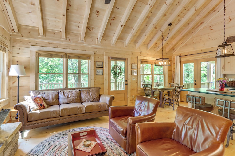 4 Mi to Fall Branch Falls: Peaceful Cabin w/ Deck