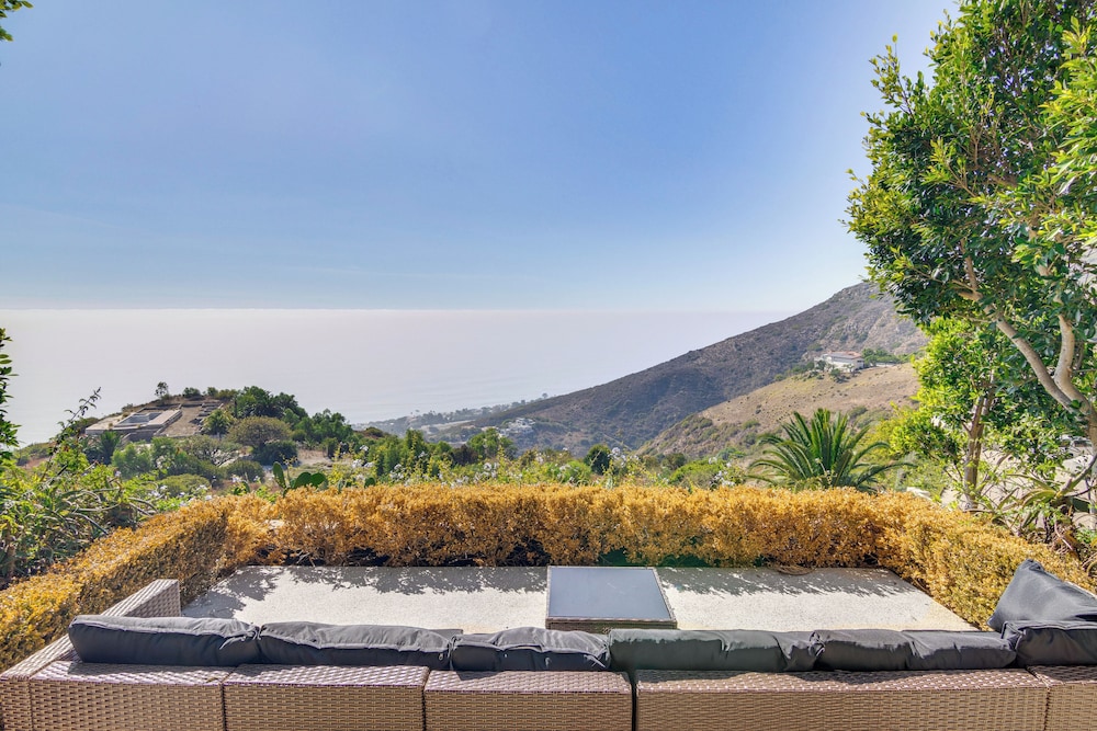 Pool, Spa & Ocean Views - Modern Home in Malibu!