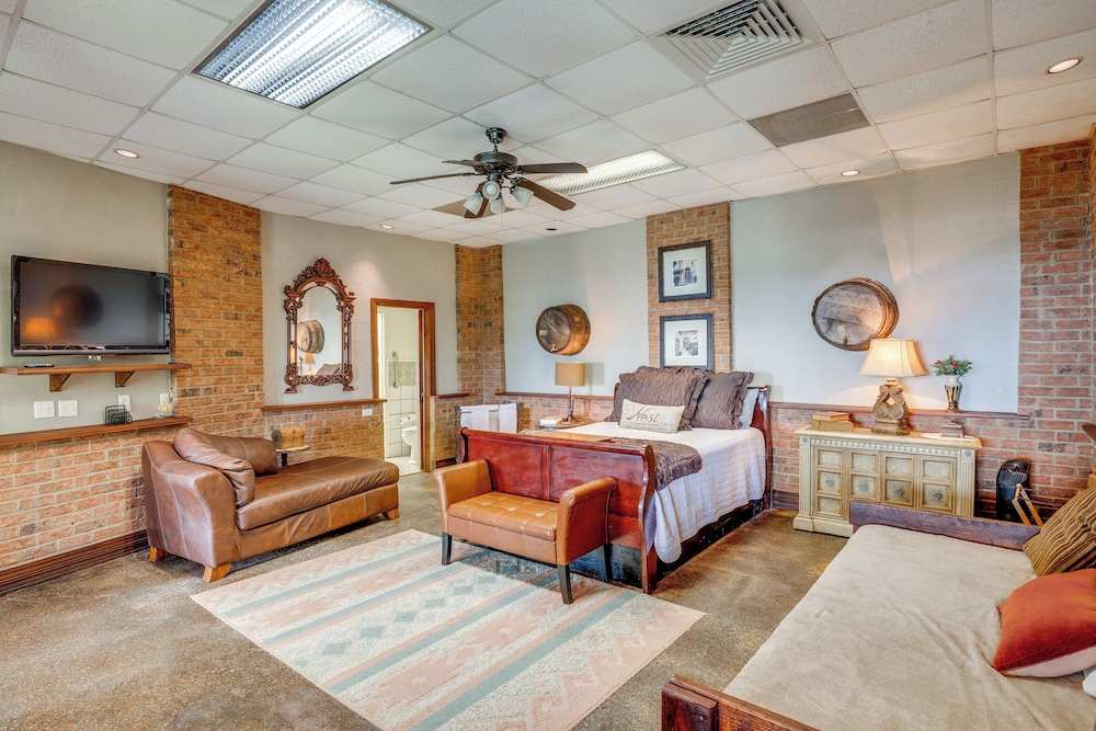1 Mi to Lake Guntersville: Scenic Condo Retreat!