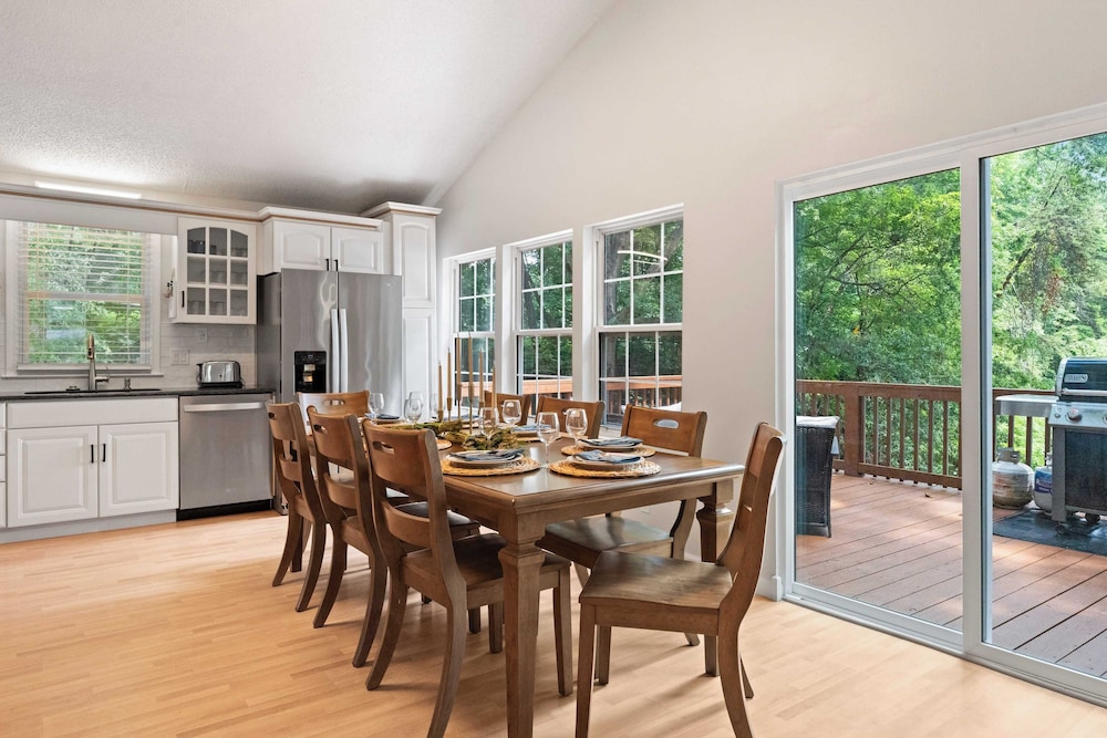 Lake Days by Avantstay Hot Tub + Firepit + Game Room & Private Dock Access