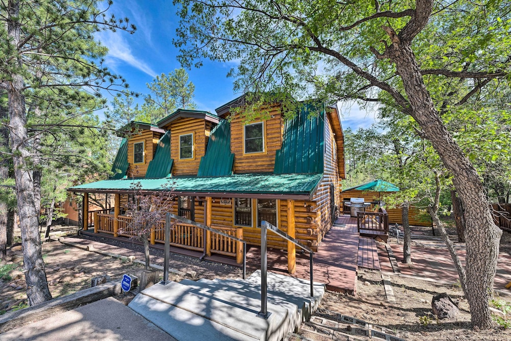 Hot Tub + Decks: Sherwood Forest Cabin