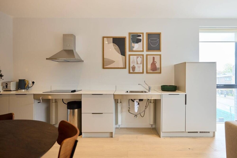 The Brondesbury Escape - Cosy 1bdr Flat With Balcony + Parking