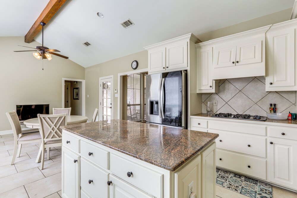 Easy Access to I-10: Family Home in Prairieville!