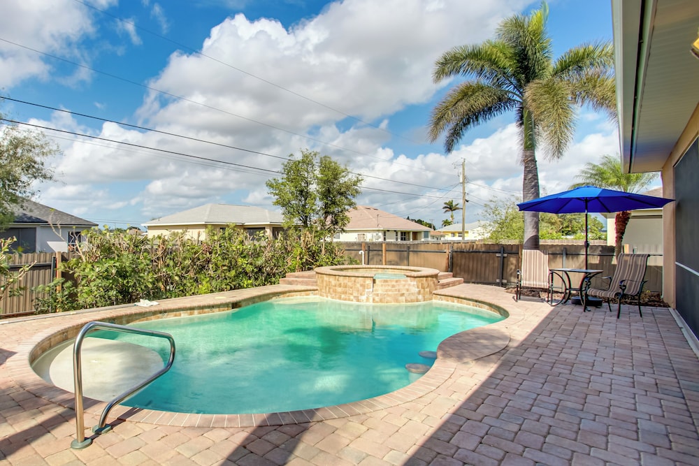 9 Mi to Downtown Fort Myers: Home w/ Lanai + Grill