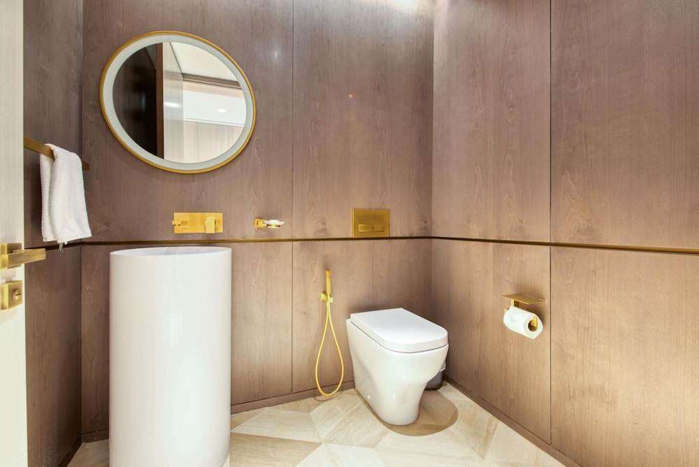 Vibrant Getaway in a Classy Five Palm Jumeirah Apt