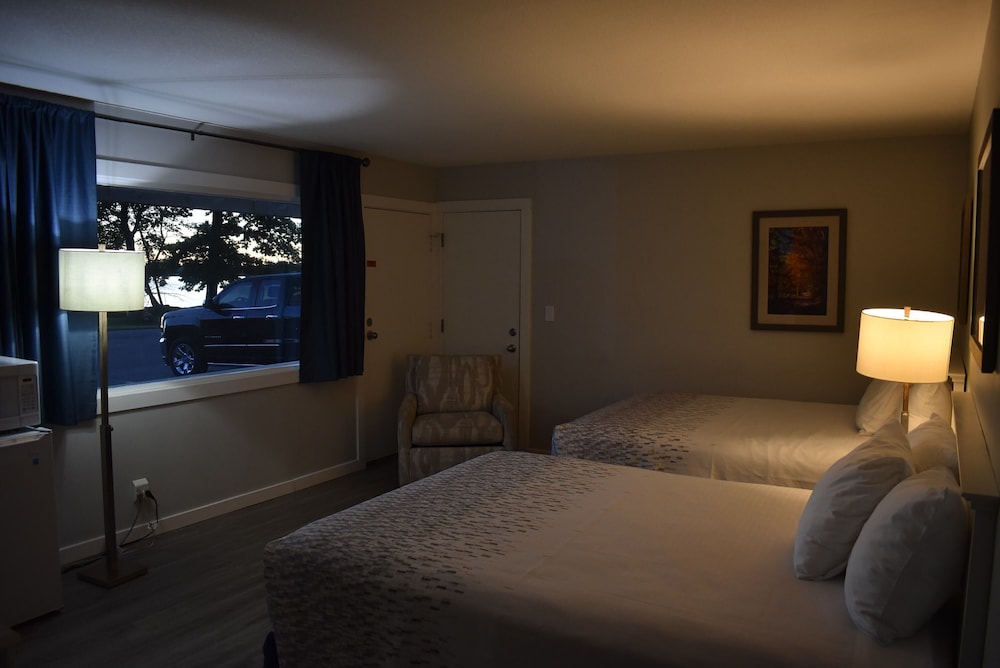Cadillac Vacations - Lake Cadillac Resort - Property Image 3