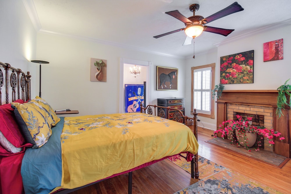 Walk to UT Southern & Dtwn Pulaski: Historic Home