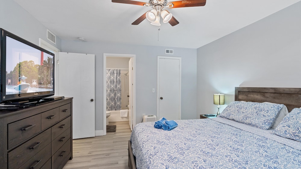 Beneva Brooke Beauty 2 Bedroom Condo by RedAwning view 5