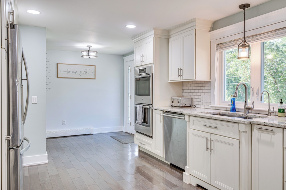Golf, Hike & Explore: Family Home in Pembroke!