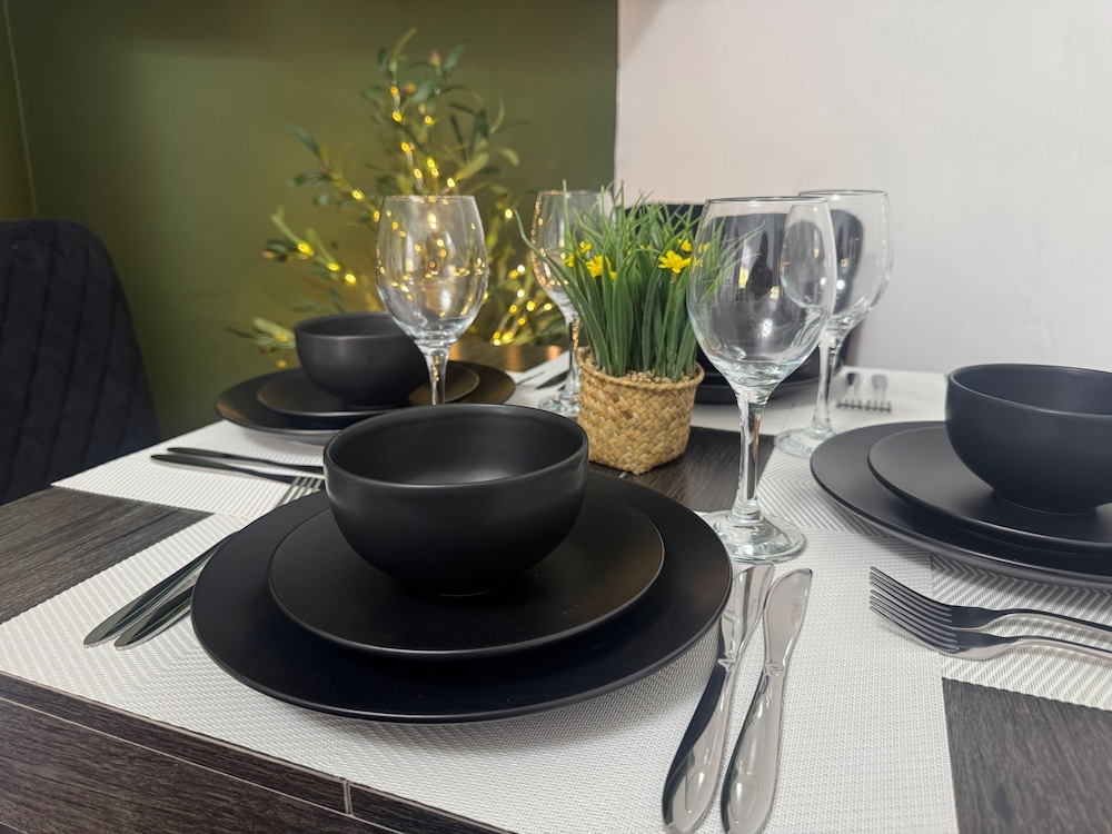 9 Guests - Free Parking - Cozy 3 Bedrooms