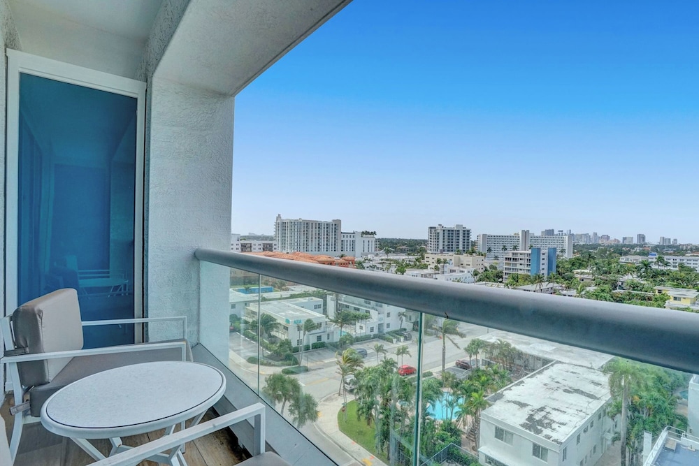Elegant Beachfront Condo: Your Perfect Getaway!