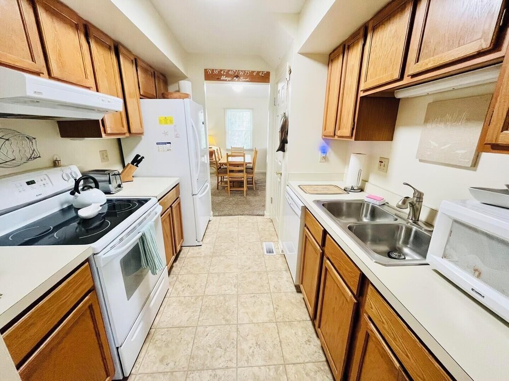 King Charles Avenue 404 #4