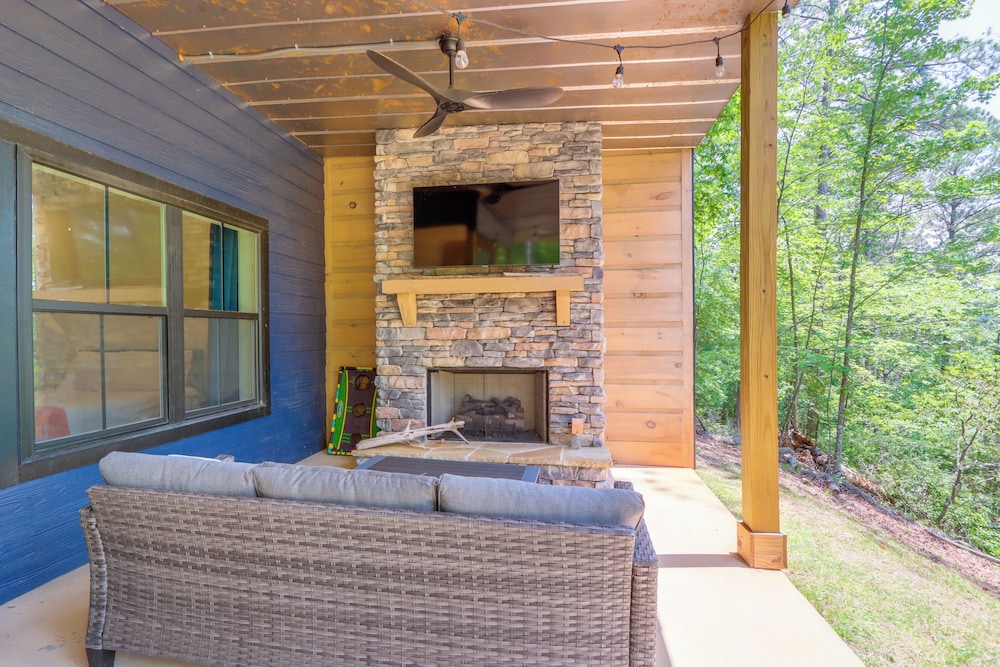 10 Mi to Dtwn: Home w/ Spacious Patio in Ellijay!