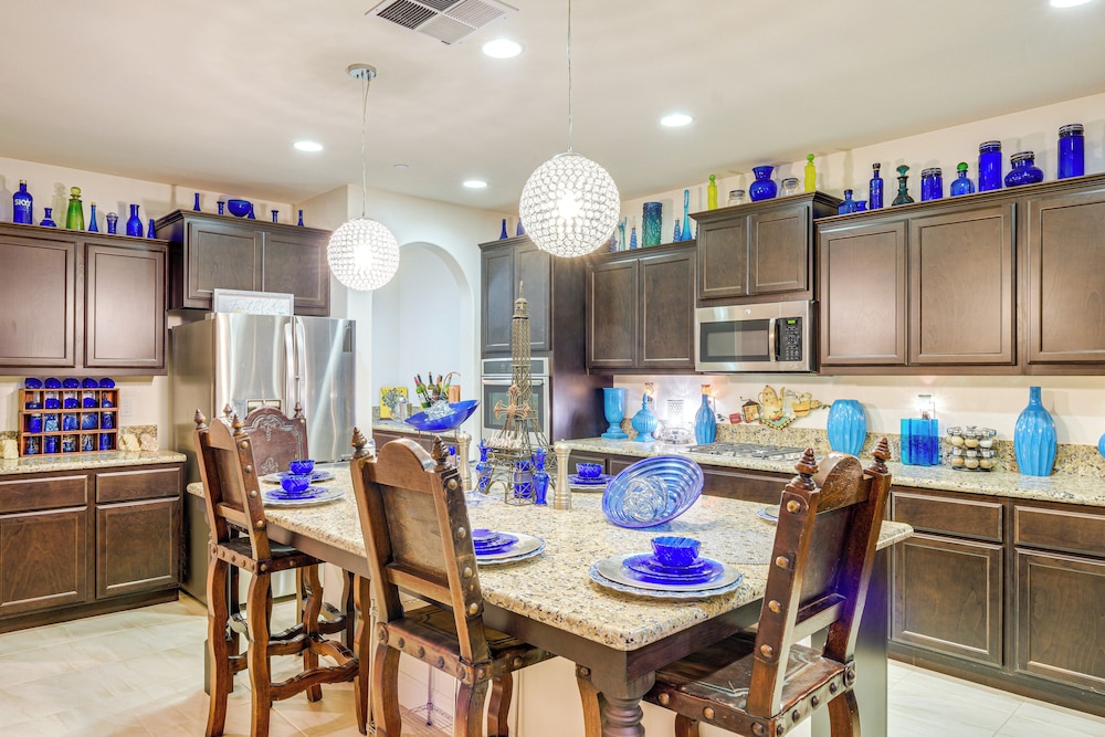 4 Mi to Csub Campus: Spacious Home w/ Yard