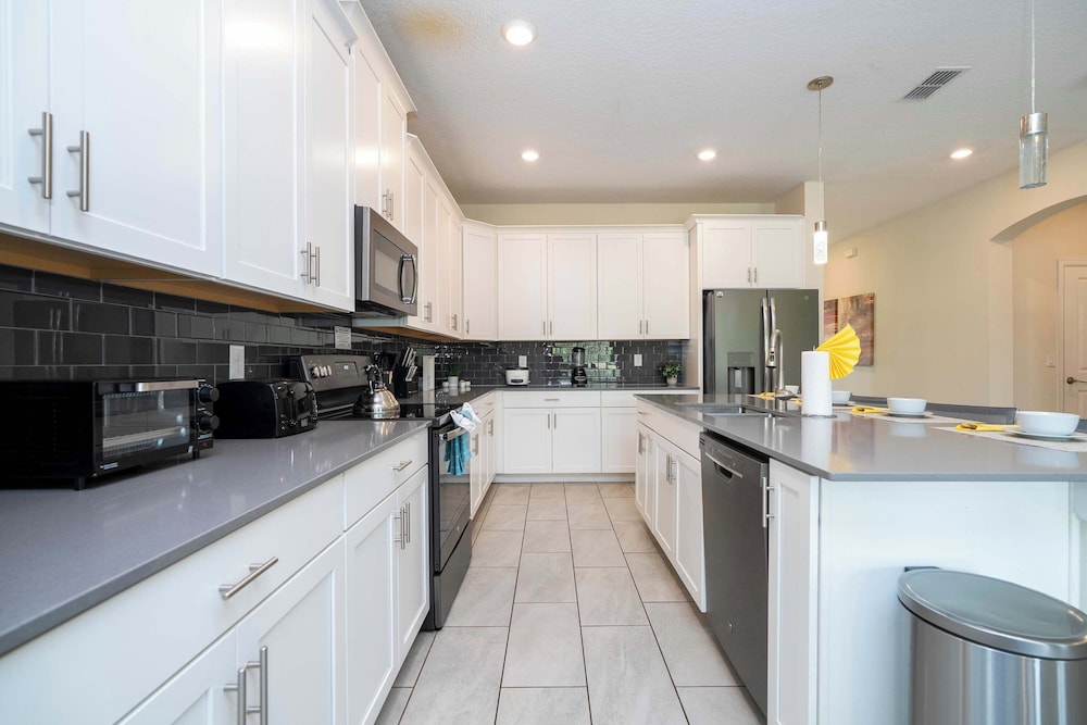 Stunning Game Room & Pool Jacuzzi Storey Lake 2799