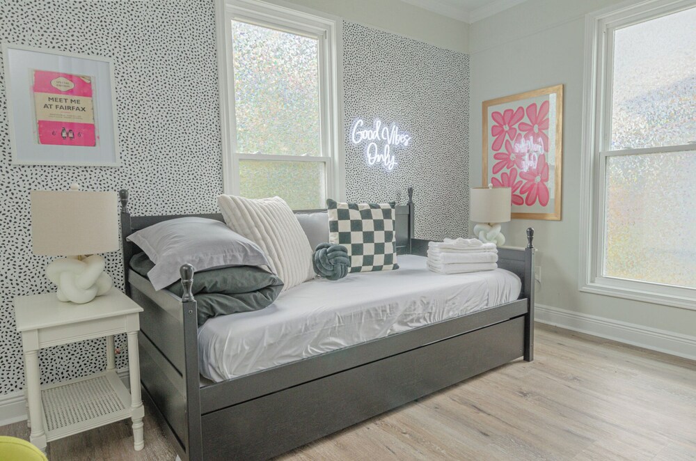 6-Bed Artistic Home with Game room