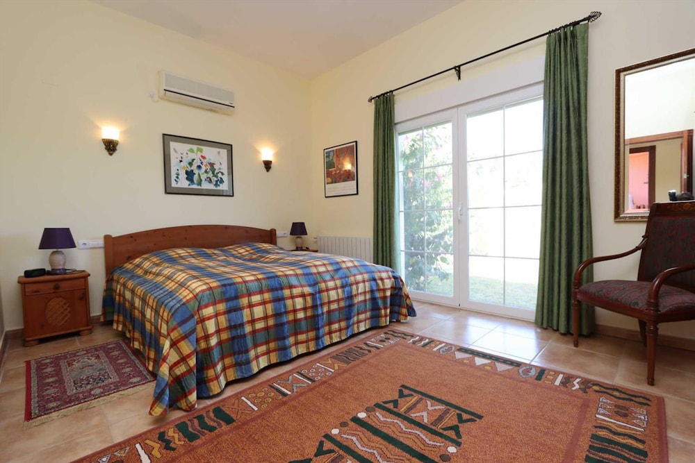 Mozamb in J vea With 4 Bedrooms and 3 Bathrooms
