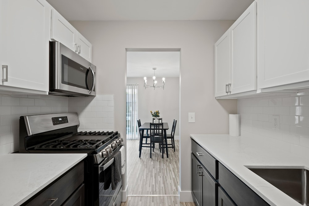Comfortable 2BR 2BA Home Away From Home