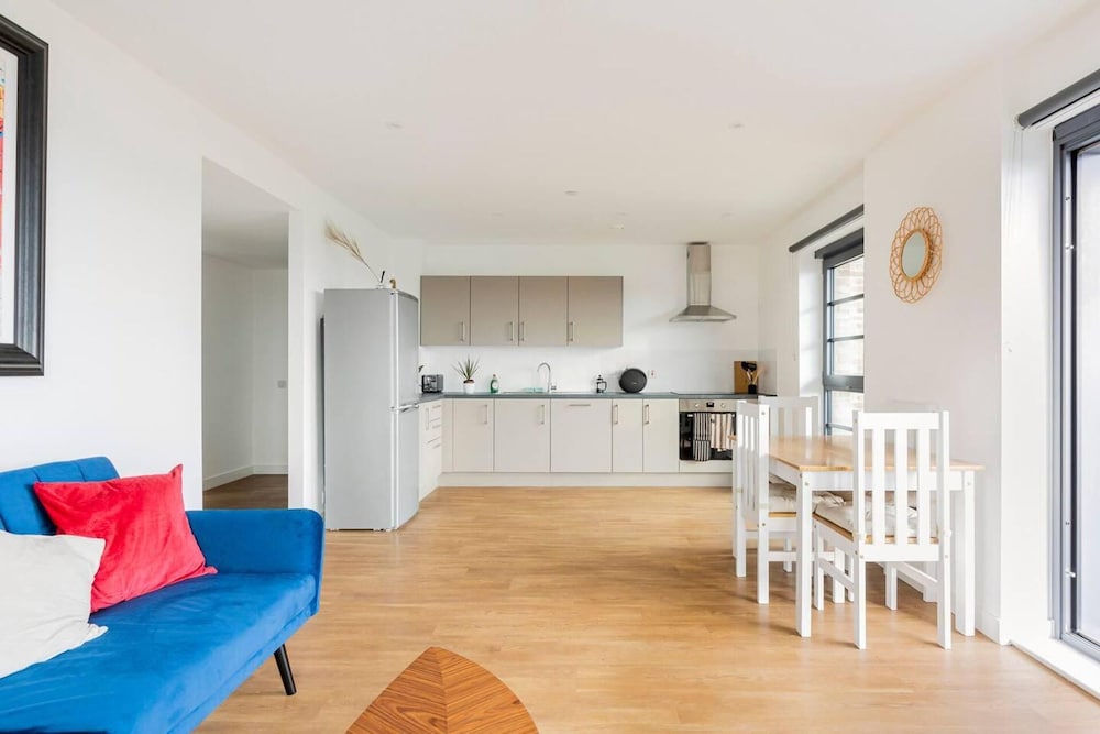 Beautiful 2-bed Apartment in Wembley view 2