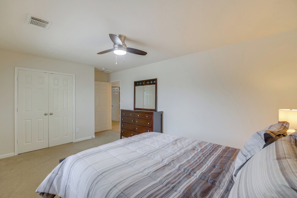 7 Mi to Downtown Baytown: Spacious Home w/ Yard