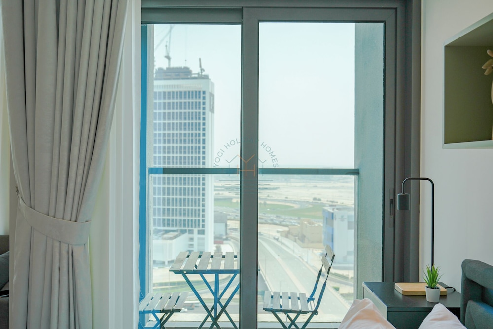 Urban Skyline City Comfort Studio