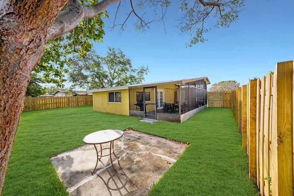 Fort Lauderdale Vacations - Yellow House in Davie - Property Image 2