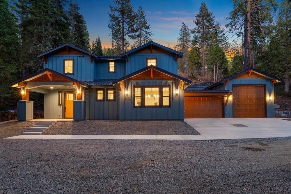 Miscellaneous Market Vacations - Luxury Retreat Home w Hot Tub - Property Image 1