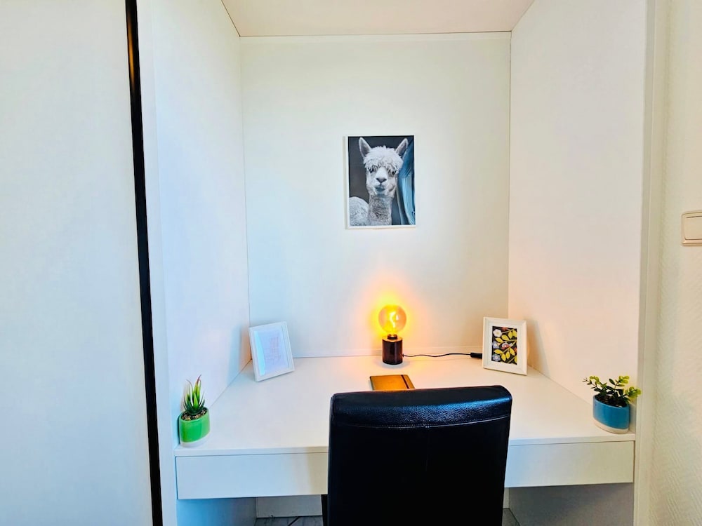 Chic Urban Stay 2BR with parking