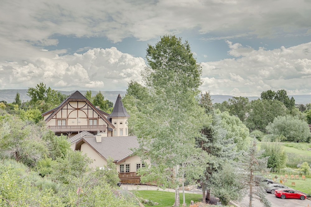 Luxe Midway Condo w/ Golf Course & Mountain Views! view 2