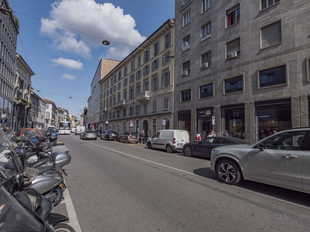 Corso Venezia - Elegant 1 BR apt With Shared Rooftop Terrace in the Heart of Milan